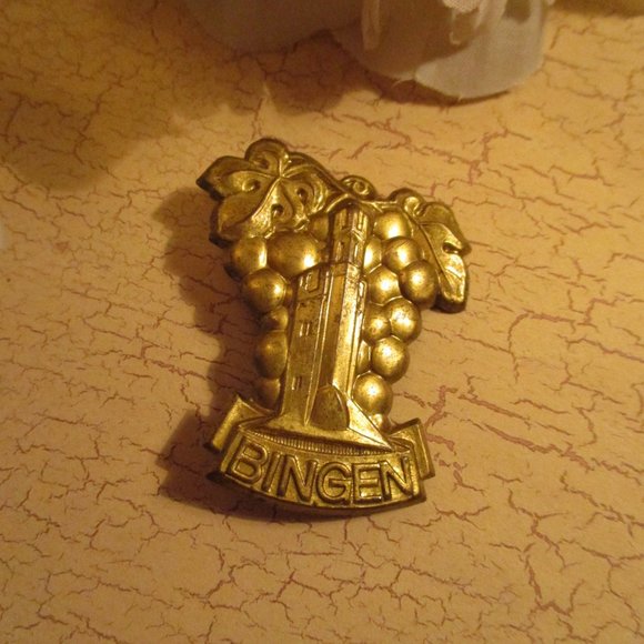 ART DECO Brass Repousse Grape Themed Brooch Lot~Vintage Gold Grape Brooches - Picture 6 of 13